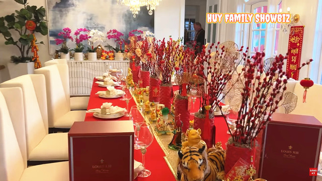 Lì xì 8888 đô cho Quang Lê, ca sĩ Bích Tuyền giàu cỡ nào? - Hình 9 Li xi 8888 do cho Quang Le, ca si Bich Tuyen giau co nao?-Hinh-9