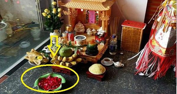 Vì sao bàn thờ Thần Tài hay có một bát nước thả hoa? Vi sao ban tho Than Tai hay co mot bat nuoc tha hoa?