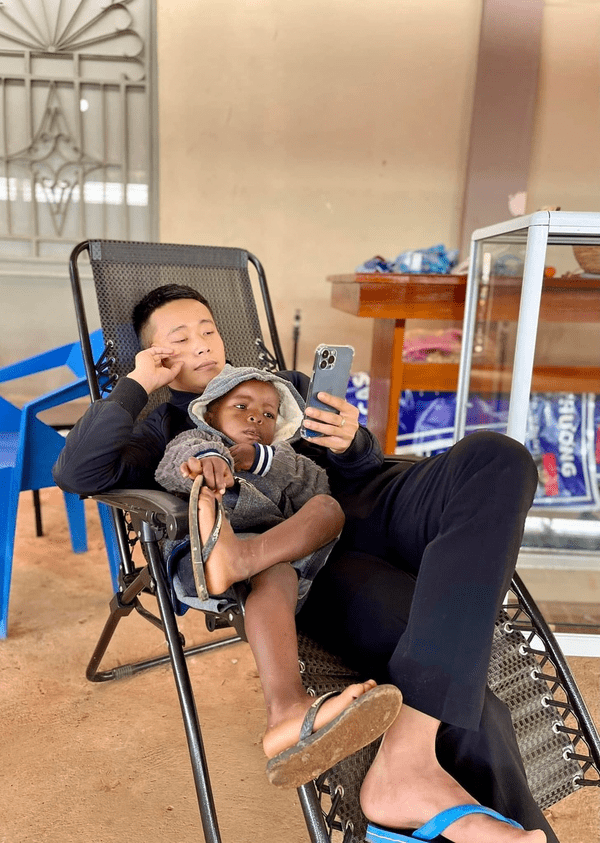 Quang Linh Vlog dùng tuyệt chiêu dạy 'con trai thất lạc' - Hình 4 Quang Linh Vlog dung tuyet chieu day 'con trai that lac'-Hinh-4