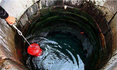 Cố Cung có hơn 70 giếng nước, hoàng đế vẫn mua nước ở ngoài? Co Cung co hon 70 gieng nuoc, hoang de van mua nuoc o ngoai?