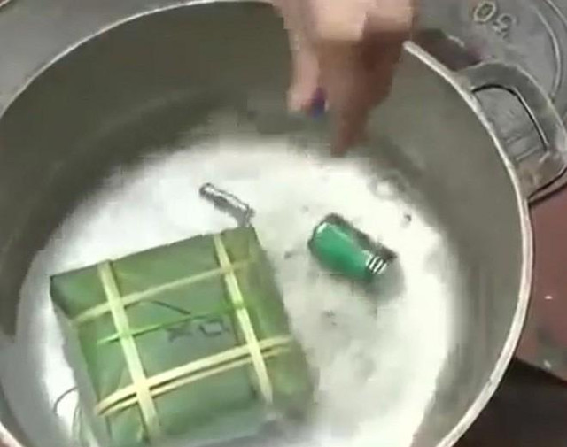 Mẹo hay nhận biết bánh chưng "luộc pin" gây độc hại nếu ăn nhầm Meo hay nhan biet banh chung