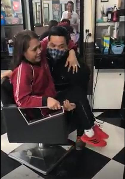 Chồng đi chục km đưa đón vợ bị liệt đi làm tóc đón Tết Chong di chuc km dua don vo bi liet di lam toc don Tet