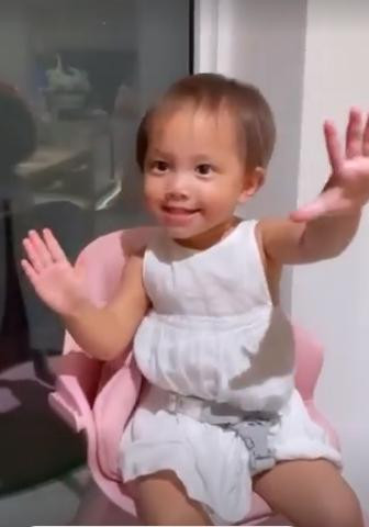 Lisa nhà Hồ Ngọc Hà thuộc tá bài hát, cất giọng ngọt tan chảy! - Hình 2 Lisa nha Ho Ngoc Ha thuoc ta bai hat, cat giong ngot tan chay!-Hinh-2
