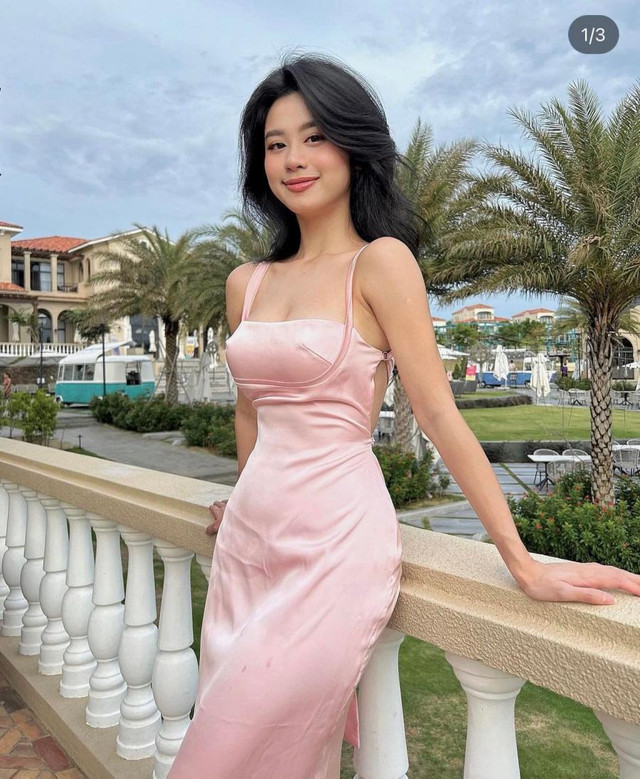 Hot girl tạp hoá mặc váy lụa dính người, nuột nà phát mê Hot girl tap hoa mac vay lua dinh nguoi, nuot na phat me