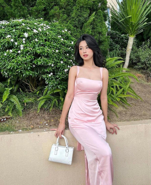 Hot girl tạp hoá mặc váy lụa dính người, nuột nà phát mê - Hình 2 Hot girl tap hoa mac vay lua dinh nguoi, nuot na phat me-Hinh-2