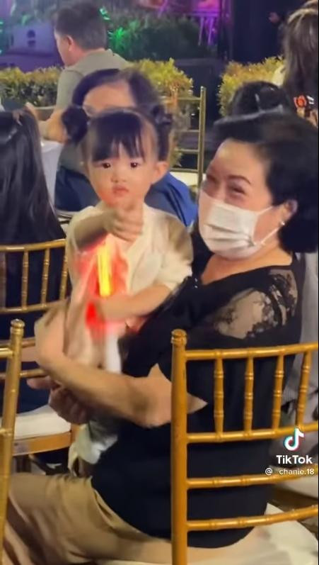 Mối quan hệ Đông Nhi và mẹ chồng lộ rõ qua một hành động - Hình 5 Moi quan he Dong Nhi va me chong lo ro qua mot hanh dong-Hinh-5