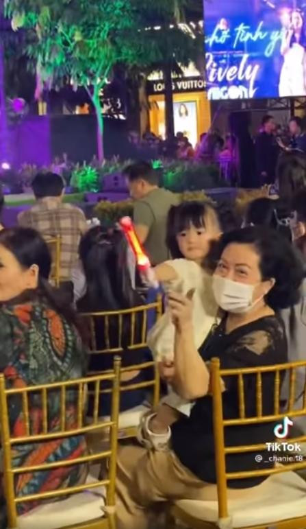 Mối quan hệ Đông Nhi và mẹ chồng lộ rõ qua một hành động - Hình 3 Moi quan he Dong Nhi va me chong lo ro qua mot hanh dong-Hinh-3