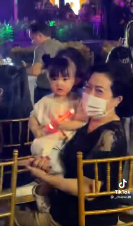 Mối quan hệ Đông Nhi và mẹ chồng lộ rõ qua một hành động - Hình 4 Moi quan he Dong Nhi va me chong lo ro qua mot hanh dong-Hinh-4