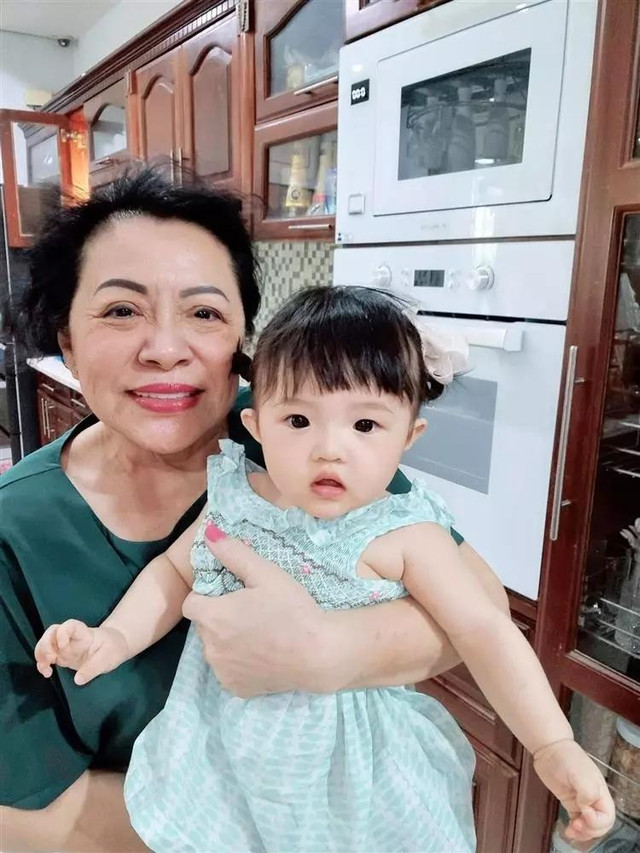 Mối quan hệ Đông Nhi và mẹ chồng lộ rõ qua một hành động - Hình 7 Moi quan he Dong Nhi va me chong lo ro qua mot hanh dong-Hinh-7
