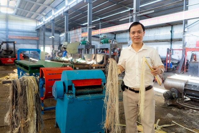 8X nghĩ cách kiếm bộn tiền từ thân cây chuối 8X nghi cach kiem bon tien tu than cay chuoi