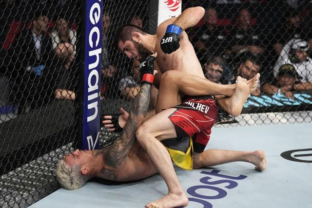Võ sĩ Nga tung đòn siết cổ hiểm, giành đai vô địch hạng lightweight Vo si Nga tung don siet co hiem, gianh dai vo dich hang lightweight