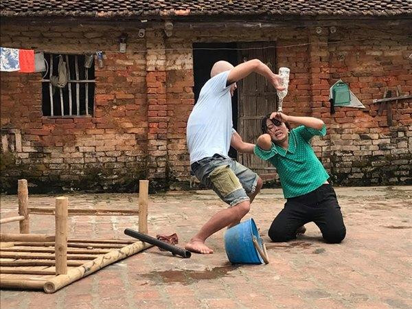 Loạt vai phụ át vía nhân vật chính: Doãn Quốc Đam "gánh còng lưng" - Hình 2 Loat vai phu at via nhan vat chinh: Doan Quoc Dam