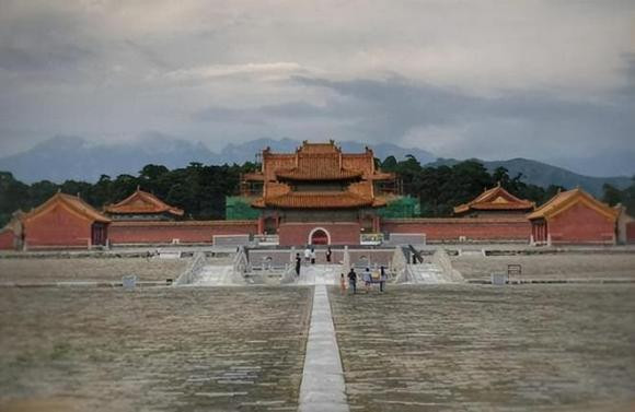 Nhà Thanh đã suy vong, tại sao vẫn còn người canh giữ lăng mộ? - Hình 3 Nha Thanh da suy vong, tai sao van con nguoi canh giu lang mo?-Hinh-3