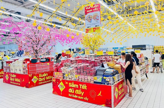 Hàng Tết ngập kệ, siêu thị ồ ạt tung khuyến mãi hàng tỷ hút khách - Hình 2 Hang Tet ngap ke, sieu thi o at tung khuyen mai hang ty hut khach-Hinh-2