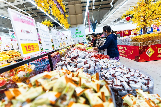 Hàng Tết ngập kệ, siêu thị ồ ạt tung khuyến mãi hàng tỷ hút khách - Hình 3 Hang Tet ngap ke, sieu thi o at tung khuyen mai hang ty hut khach-Hinh-3