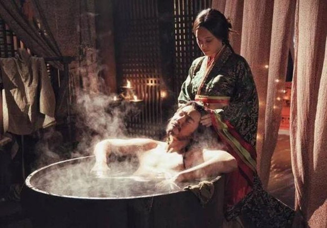 Khi Hoàng đế tắm, ai sẽ là người phục vụ? Khi Hoang de tam, ai se la nguoi phuc vu?
