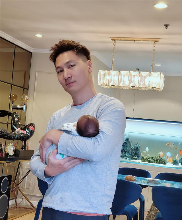 Mạnh Trường khi làm bố bỉm khác hẳn lúc lên truyền hình Manh Truong khi lam bo bim khac han luc len truyen hinh