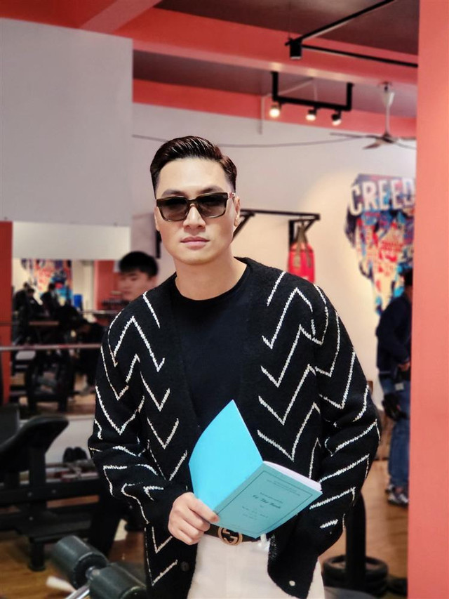 Mạnh Trường khi làm bố bỉm khác hẳn lúc lên truyền hình - Hình 3 Manh Truong khi lam bo bim khac han luc len truyen hinh-Hinh-3