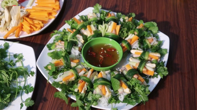 Gia vị thần thánh trong món cuốn tôm thịt quý giá như thế nào - Hình 2 Gia vi than thanh trong mon cuon tom thit quy gia nhu the nao-Hinh-2