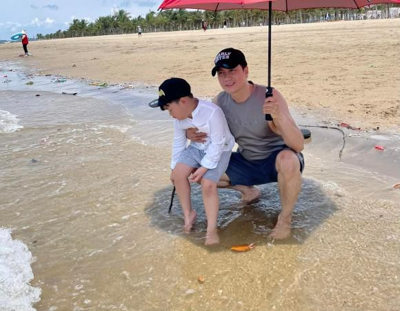 Diễn viên Việt Anh đưa con trai đi biển, fan thở phào Dien vien Viet Anh dua con trai di bien, fan tho phao