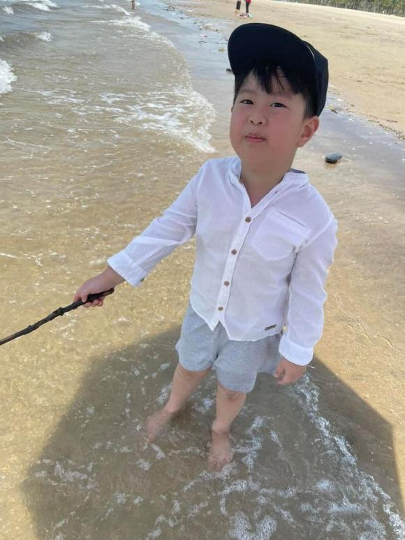 Diễn viên Việt Anh đưa con trai đi biển, fan thở phào - Hình 2 Dien vien Viet Anh dua con trai di bien, fan tho phao-Hinh-2