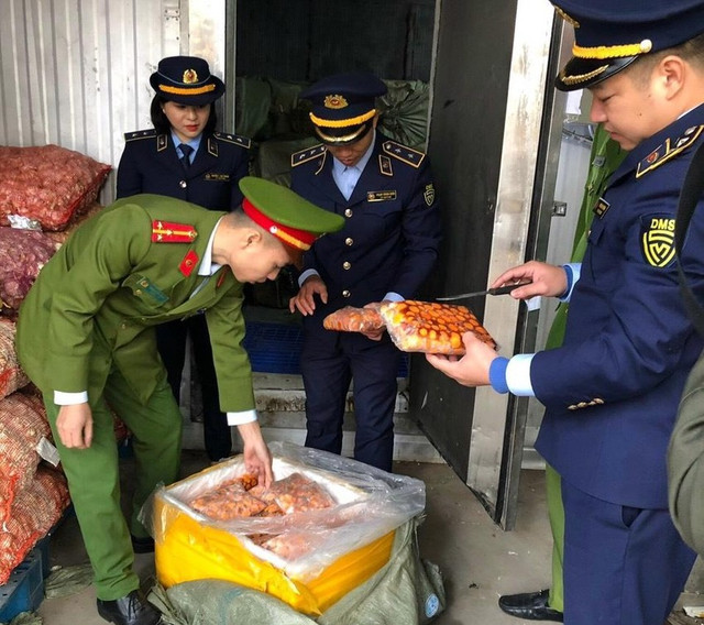 Liên tục phát hiện khối lượng lớn tràng trứng gà non đông lạnh nhập lậu Lien tuc phat hien khoi luong lon trang trung ga non dong lanh nhap lau
