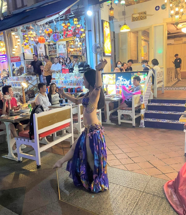 Nhà hàng Singapore xin lỗi vì màn biểu diễn của vũ công múa bụng - Hình 2 Nha hang Singapore xin loi vi man bieu dien cua vu cong mua bung-Hinh-2