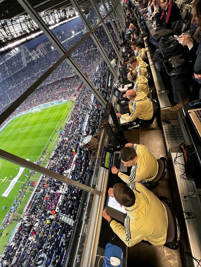 MU dùng 8 chuyên viên phân tích ở trận gặp Barca - Hình 2 MU dung 8 chuyen vien phan tich o tran gap Barca-Hinh-2