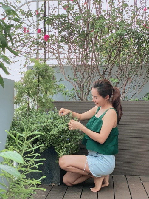 Tiểu thư miền Tây xinh đẹp khoe khu vườn trên cao đẹp như mơ - Hình 3 Tieu thu mien Tay xinh dep khoe khu vuon tren cao dep nhu mo-Hinh-3