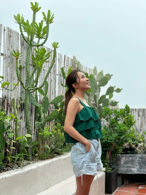 Tiểu thư miền Tây xinh đẹp khoe khu vườn trên cao đẹp như mơ - Hình 2 Tieu thu mien Tay xinh dep khoe khu vuon tren cao dep nhu mo-Hinh-2