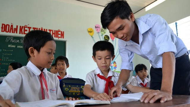 Bộ Chính trị yêu cầu thực hiện chủ trương lương nhà giáo được xếp cao nhất Bo Chinh tri yeu cau thuc hien chu truong luong nha giao duoc xep cao nhat