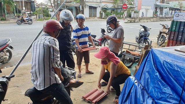 Quảng Ngãi: 80.000 đồng/viên ngói, chạy 3 huyện vẫn không mua được - Hình 2 Quang Ngai: 80.000 dong/vien ngoi, chay 3 huyen van khong mua duoc-Hinh-2