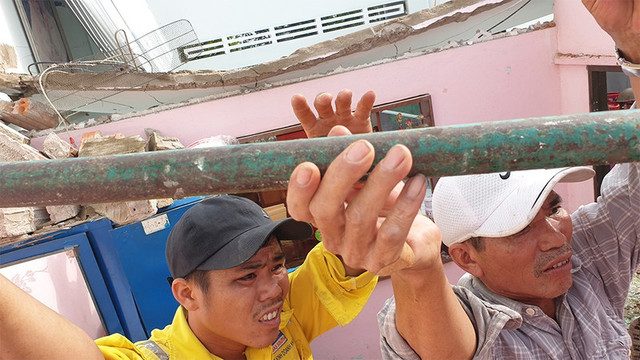 Quảng Ngãi: 80.000 đồng/viên ngói, chạy 3 huyện vẫn không mua được Quang Ngai: 80.000 dong/vien ngoi, chay 3 huyen van khong mua duoc