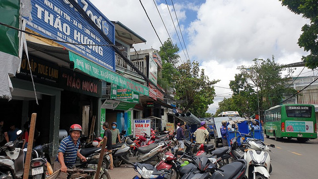 Quảng Ngãi: 80.000 đồng/viên ngói, chạy 3 huyện vẫn không mua được - Hình 5 Quang Ngai: 80.000 dong/vien ngoi, chay 3 huyen van khong mua duoc-Hinh-5