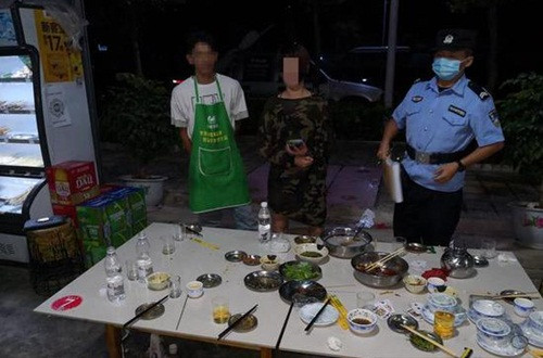 Bị bạn bè gài phải trả cả bữa ăn chỉ vì đi vệ sinh Bi ban be gai phai tra ca bua an chi vi di ve sinh