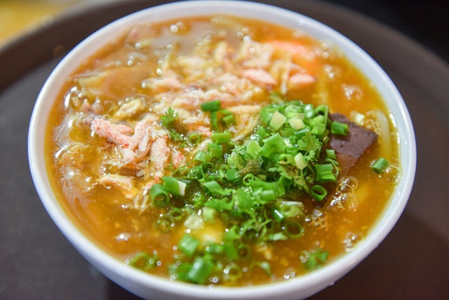 Quán bánh canh 'siêu đông' ở Hà Nội có gì hot? - Hình 5 Quan banh canh 'sieu dong' o Ha Noi co gi hot?-Hinh-5