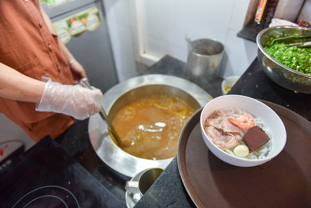 Quán bánh canh 'siêu đông' ở Hà Nội có gì hot? - Hình 8 Quan banh canh 'sieu dong' o Ha Noi co gi hot?-Hinh-8