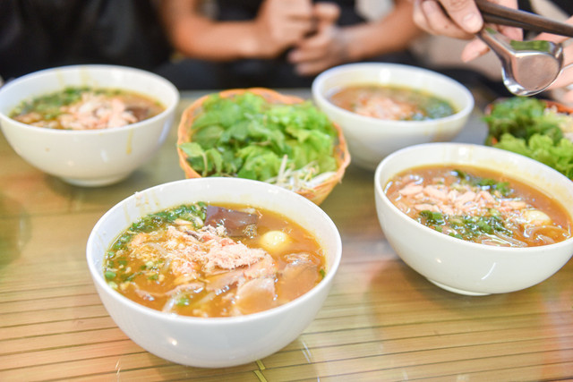 Quán bánh canh 'siêu đông' ở Hà Nội có gì hot? - Hình 2 Quan banh canh 'sieu dong' o Ha Noi co gi hot?-Hinh-2