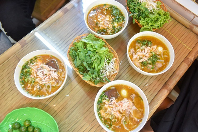 Quán bánh canh 'siêu đông' ở Hà Nội có gì hot? - Hình 10 Quan banh canh 'sieu dong' o Ha Noi co gi hot?-Hinh-10