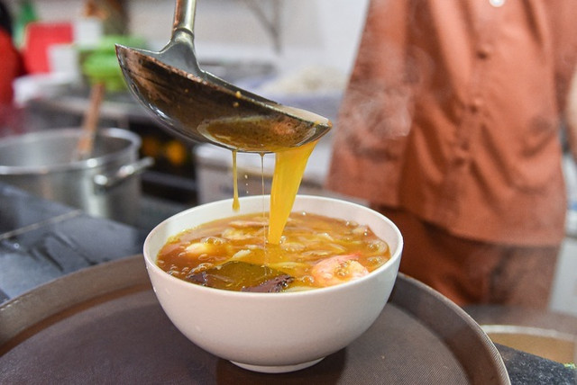 Quán bánh canh 'siêu đông' ở Hà Nội có gì hot? - Hình 9 Quan banh canh 'sieu dong' o Ha Noi co gi hot?-Hinh-9