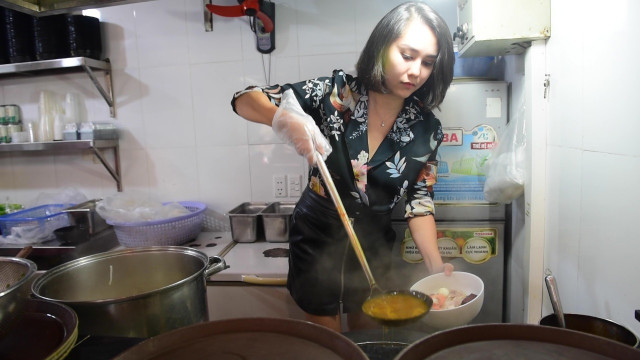 Quán bánh canh 'siêu đông' ở Hà Nội có gì hot? - Hình 6 Quan banh canh 'sieu dong' o Ha Noi co gi hot?-Hinh-6