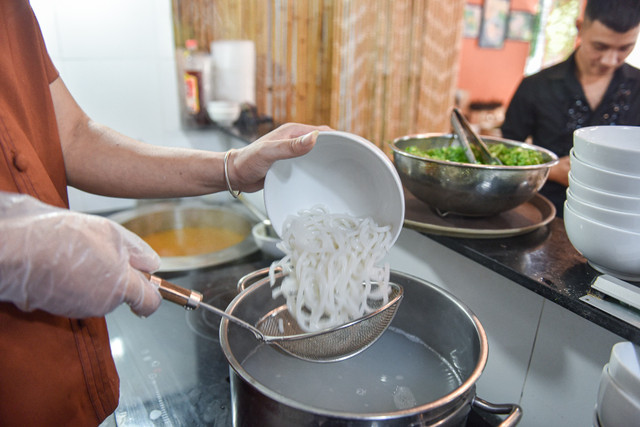 Quán bánh canh 'siêu đông' ở Hà Nội có gì hot? - Hình 7 Quan banh canh 'sieu dong' o Ha Noi co gi hot?-Hinh-7