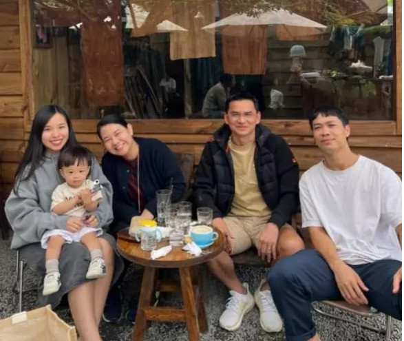 Công Phượng đưa vợ con nghỉ dưỡng, quý tử hiếm hoi lộ diện Cong Phuong dua vo con nghi duong, quy tu hiem hoi lo dien
