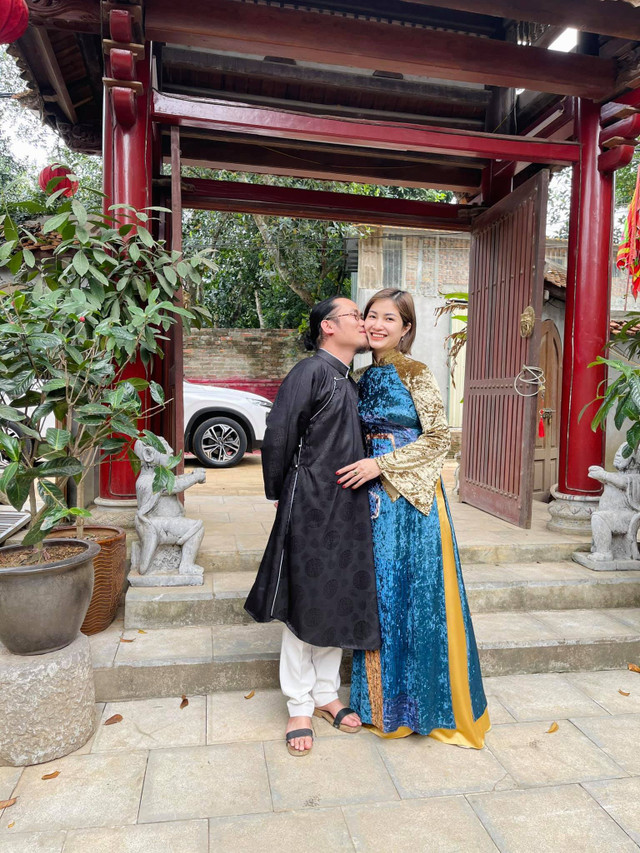 Bật mí người vợ kín tiếng sinh 5 con cho nghệ sĩ Vượng Râu - Hình 4 Bat mi nguoi vo kin tieng sinh 5 con cho nghe si Vuong Rau-Hinh-4