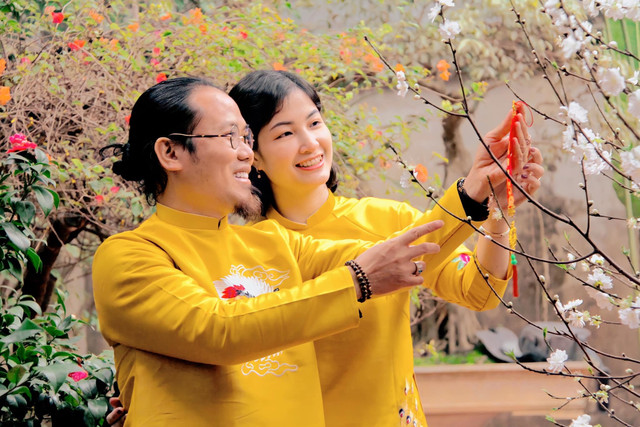 Bật mí người vợ kín tiếng sinh 5 con cho nghệ sĩ Vượng Râu Bat mi nguoi vo kin tieng sinh 5 con cho nghe si Vuong Rau