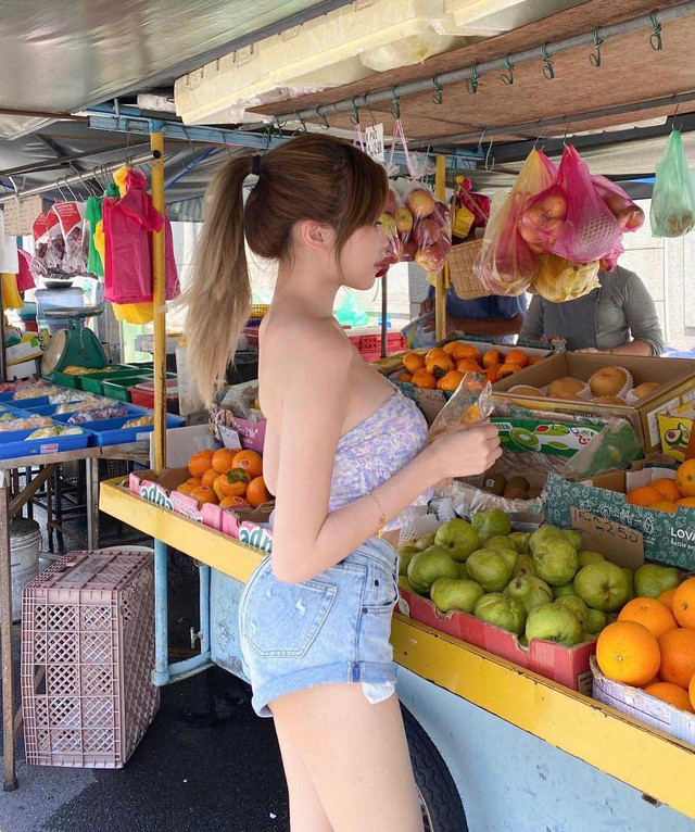 Cô gái mặc quần hot pants đẹp nhưng lại mất điểm vì điều này - Hình 3 Co gai mac quan hot pants dep nhung lai mat diem vi dieu nay-Hinh-3