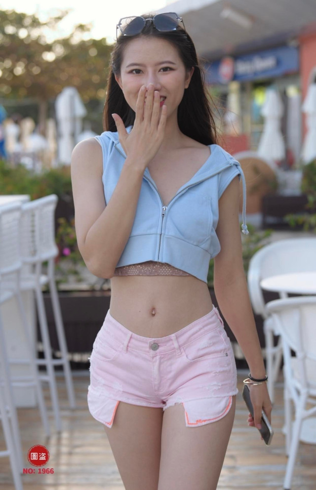 Cô gái mặc quần hot pants đẹp nhưng lại mất điểm vì điều này Co gai mac quan hot pants dep nhung lai mat diem vi dieu nay