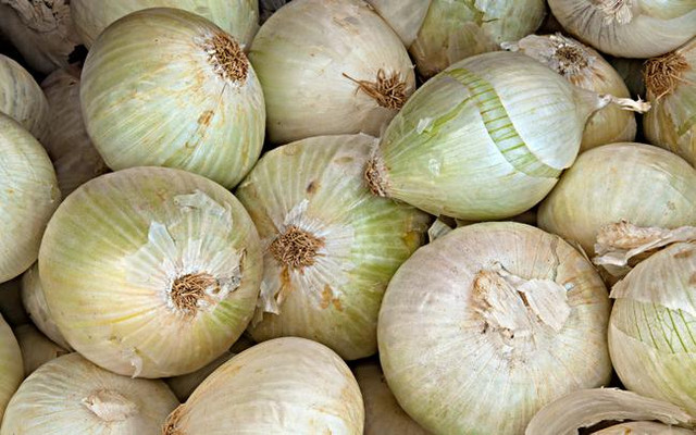 Mua hành tây chọn vỏ tím, vỏ trắng hay vỏ vàng? - Hình 3 Mua hanh tay chon vo tim, vo trang hay vo vang?-Hinh-3