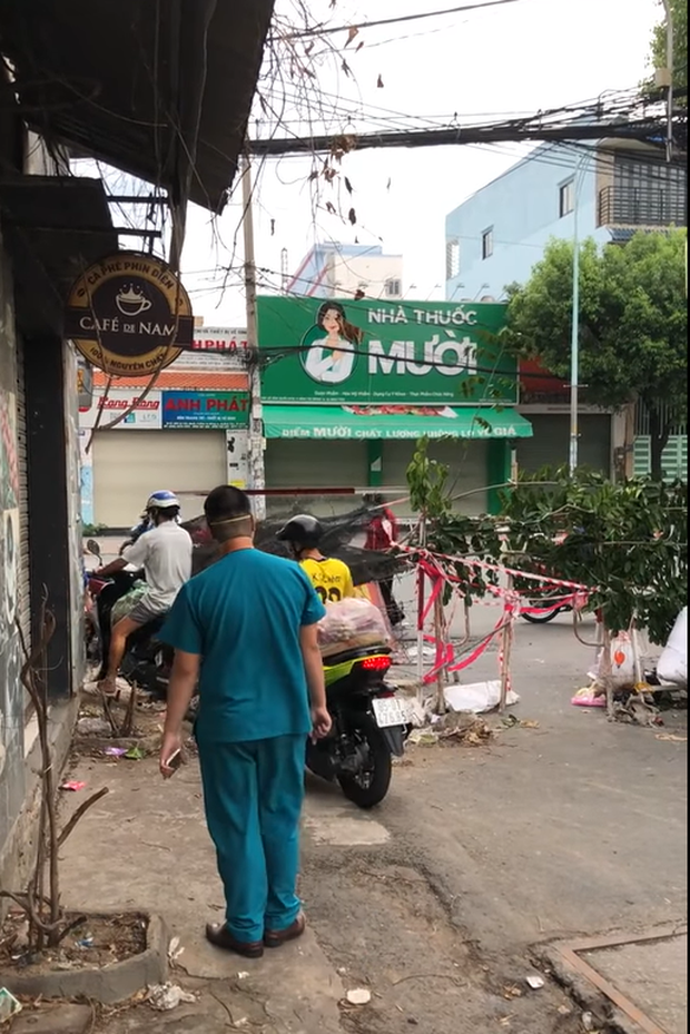 Phẫn nộ nhóm người lao xe qua rào cách ly - Hình 2 Phan no nhom nguoi lao xe qua rao cach ly-Hinh-2