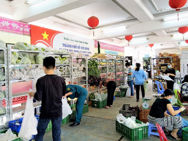 COVID-19: Bất ngờ cô giáo làm nhân viên chốt đơn, anh dân quân ship hàng - Hình 2 COVID-19: Bat ngo co giao lam nhan vien chot don, anh dan quan ship hang-Hinh-2